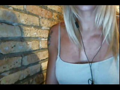 Sexy donkere chocolade babe berijdt witte lul amateur anal sex movie
